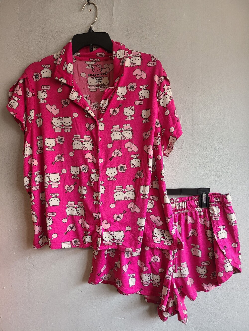 Womens XL Hello Kitty bright pink 2 piece pajamas short sleeve button up &shorts